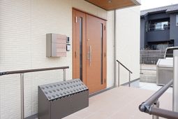 エントランスのシックな扉