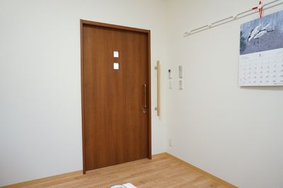 居室の木製のドア