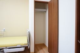 居室のベッドとクローゼット