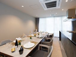 食事が並ぶダイニングテーブル