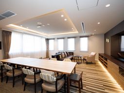 明るい居心地の良いラウンジ