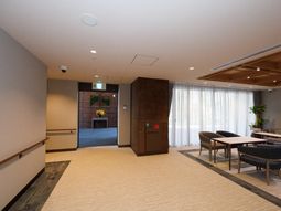 広々とした明るいラウンジ