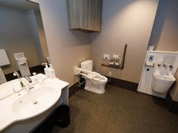 清潔な洗面とトイレ空間