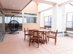 屋外風の休憩スペース