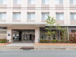 エントランス付近の建物外観