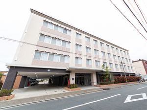 白い壁の4階建建物