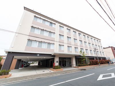 白い壁の4階建建物