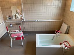 手すり付きの入浴場