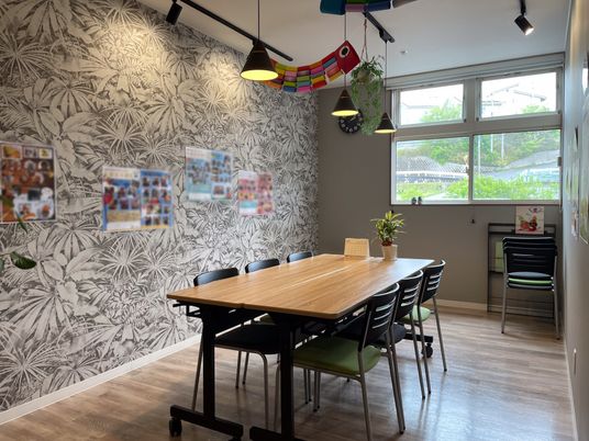 窓際のテーブル