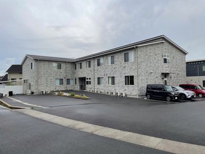 広い駐車場がある建物外観