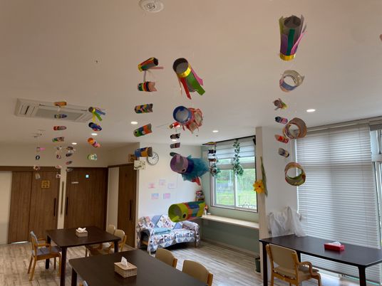 装飾がある明るい部屋