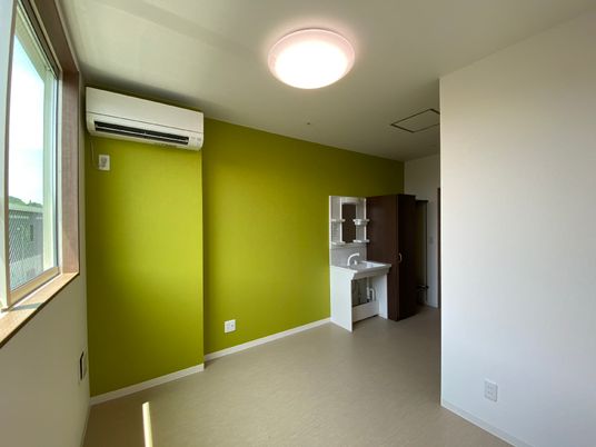 洋室の明るい居室空間