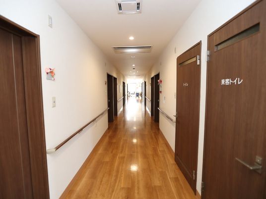 明るい廊下の風景