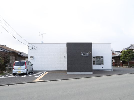 清潔感のある建物エントランス