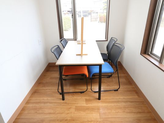 明るい共有スペースの一角