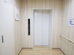 優しい照明の廊下