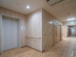 清潔な廊下と部屋の扉