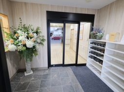 開放的なエントランス