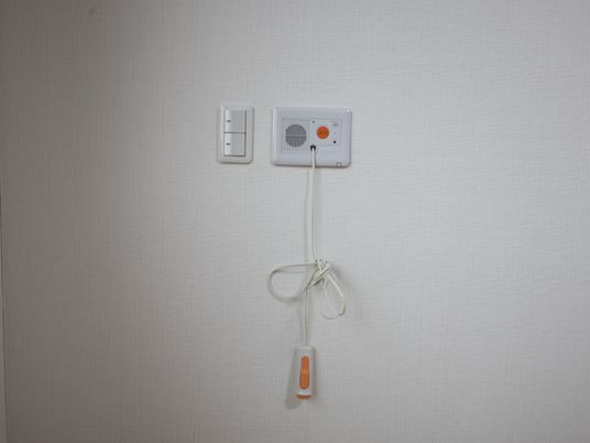 呼び出しボタンの壁