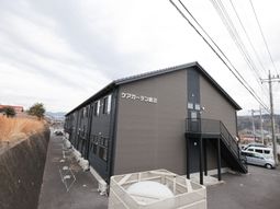 黒い建物の外観