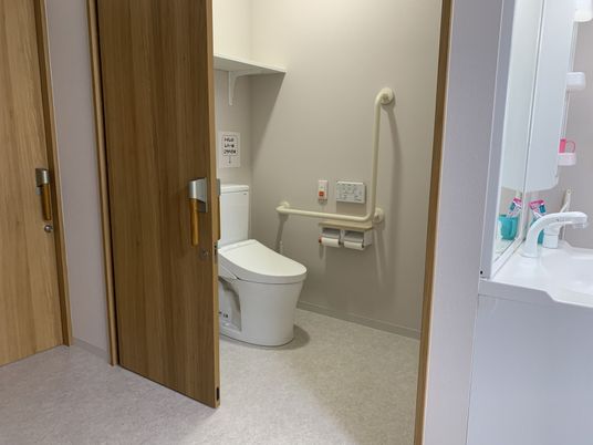 手すり付きトイレの内観