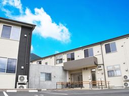 明るい日差しの建物外観