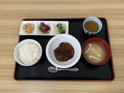 彩り豊かな食事の様子