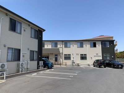 ゆとりのある駐車場外観
