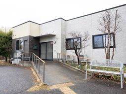車椅子対応の建物外観  