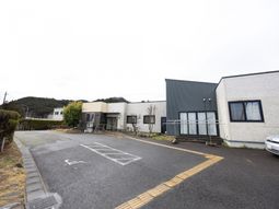 広い駐車スペースの外観