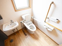手すり付きのトイレ