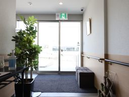 エントランスの明るい空間