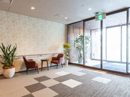 明るいエントランスの空間