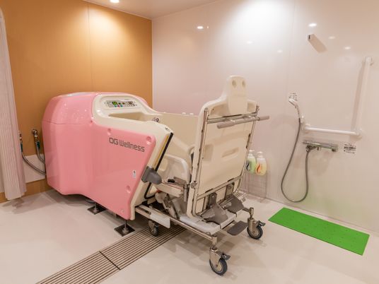 介護用浴槽とシャワー設備