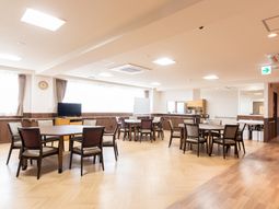 共用スペースの明るい居間