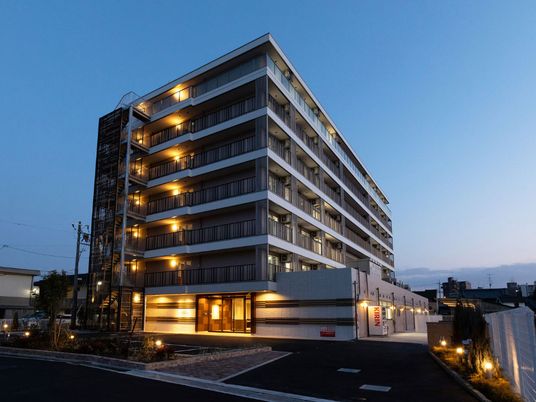 明るく照らされた建物外観