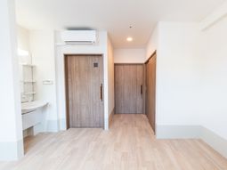 明るい室内と整った設備