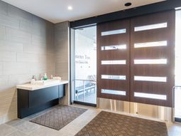 エントランスの明るい風景