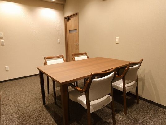 会議用テーブルのある多目的室  