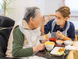 明るい食堂での支援