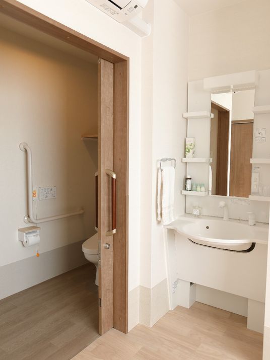 バリアフリーのトイレ洗面所