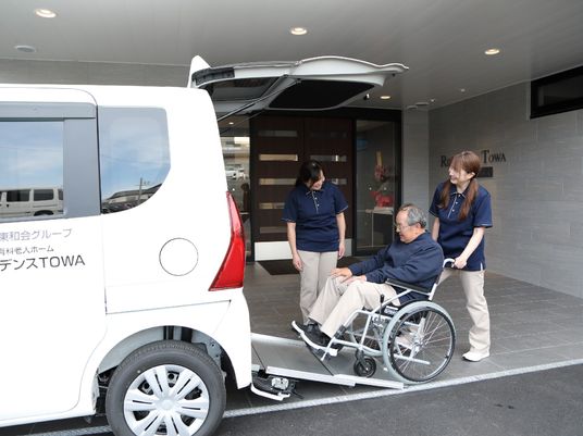 エントランスでの介助シーン