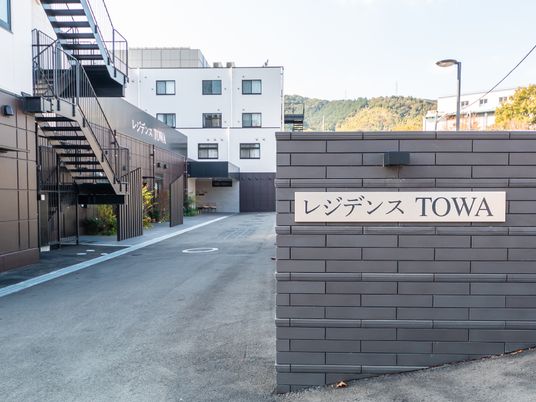 モダンな建物のエントランス
