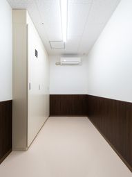 空間感ある明るい廊下