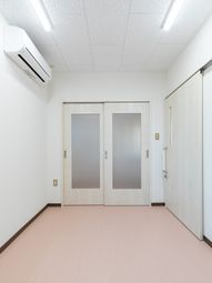 明るい空間の廊下