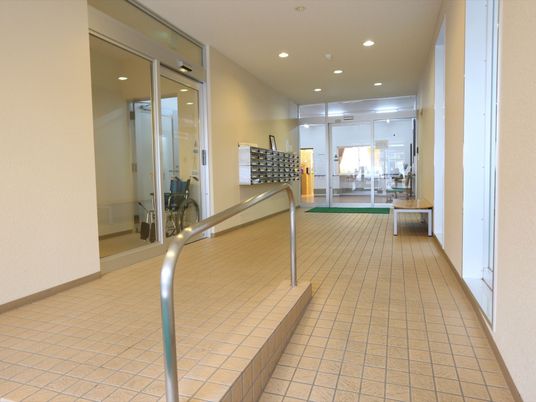 入り口の通路と掲示物