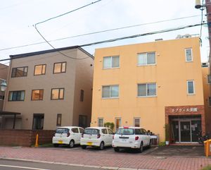 シンプルな建物の外観