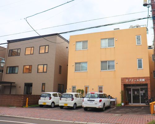 シンプルな建物の外観