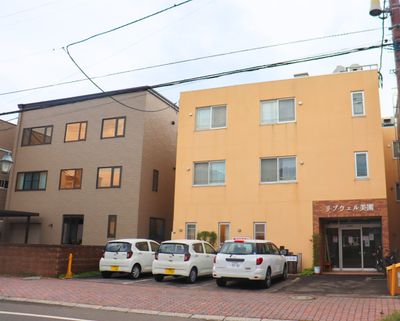 シンプルな建物の外観