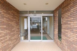 玄関の明るい施設エントランス